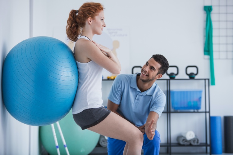 A personal trainer works with a client.