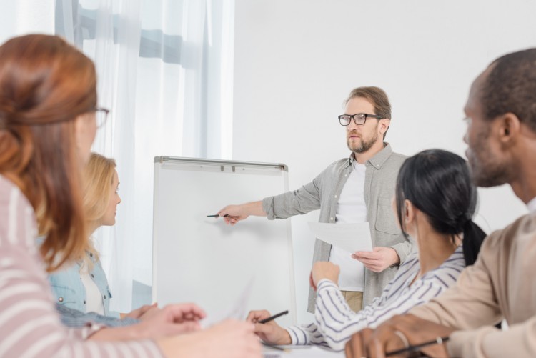 A social psychologist conducts a group research session.