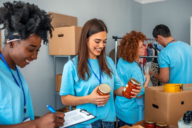 A team of students volunteer at a food drive.